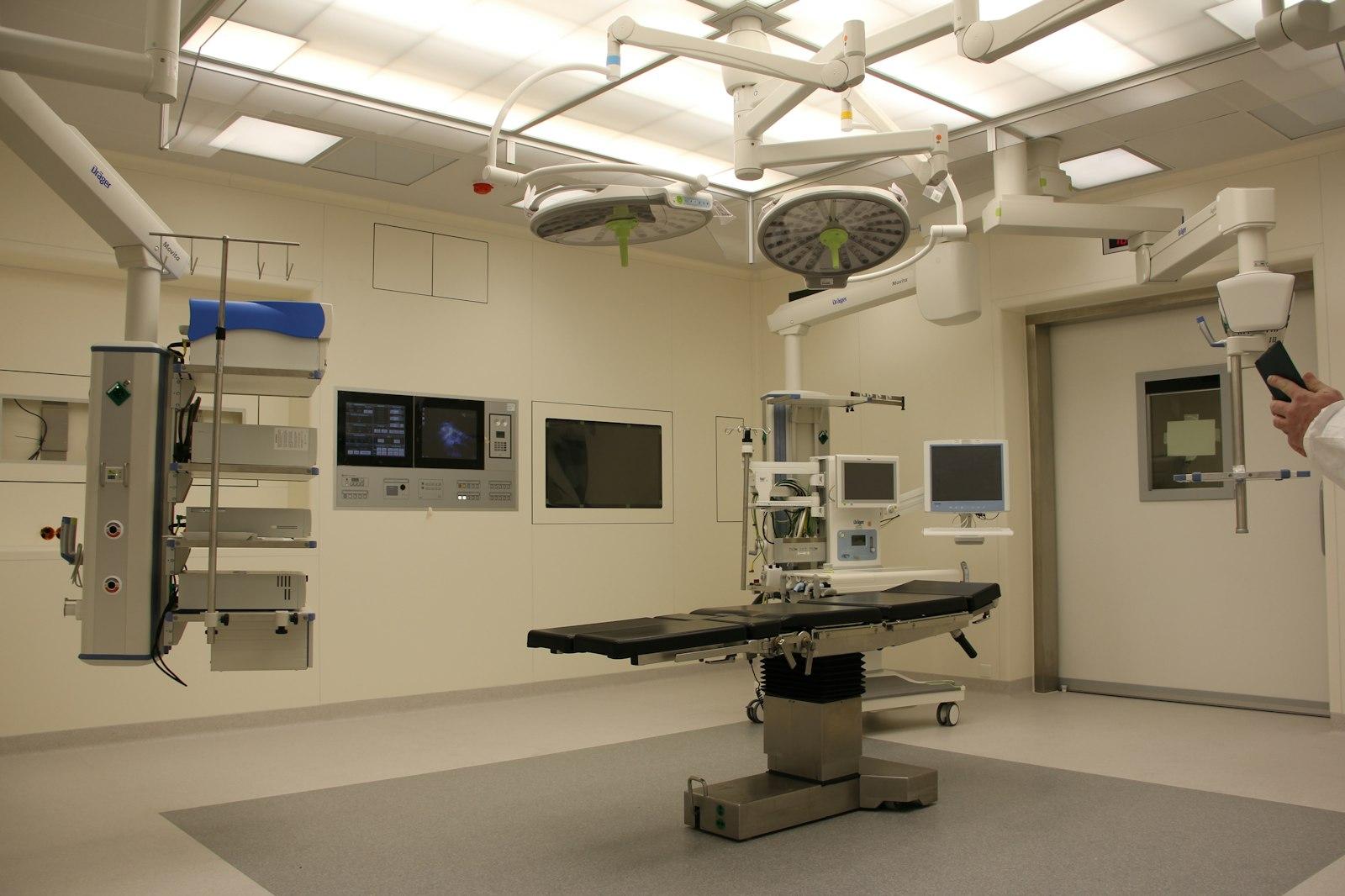 Equipped procedure room in an ambulatory surgical centre